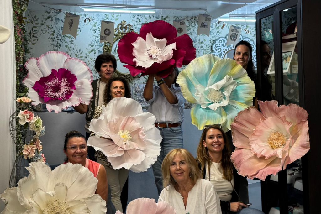 Proceso paso a paso para crear una flor gigante de papel