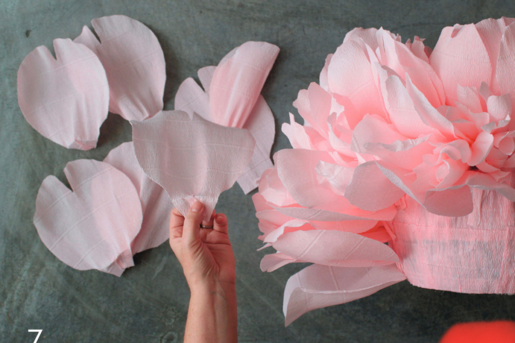 Proceso paso a paso para crear una flor gigante de papel
